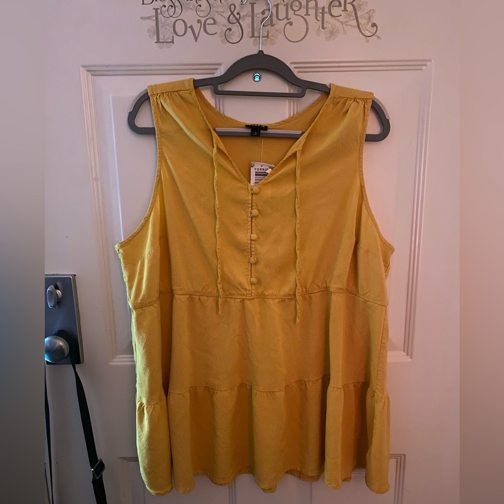 Torrid size 3 mustard yellow flowy tank